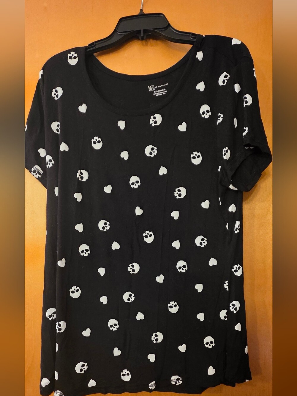 White Skulls & Hearts (Size XXL) Black Short Sleeve Tee